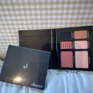 Doucce On The Go Eyeshadow Palette. Blush, highlighter, eyeshadow.